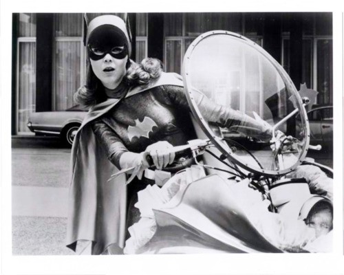Yvonne Craig (Batgirl, 1966-1968): Yvonne Craig với trang phục quen thuộc của người dơi