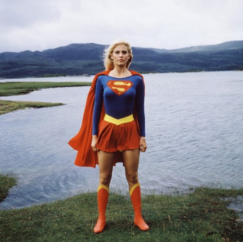 Helen Slater (Supergirl, 1984): Chiếc váy ngắn khoe chân dài, áo bó khoe khuôn ngực đầy đặn, mái tóc vàng óng, tất cả điều đó đã làm nên một cô nàng siêu nhân mạnh mẽ nhưng quyến rũ.
