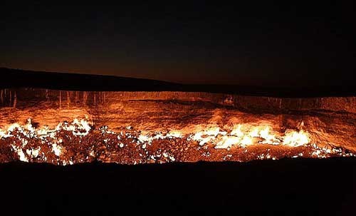 Lỗ hổng nằm ở Derweze, ở giữa sa mạc Karakum, Turkmenistan. Ngọn lửa dưới lỗ hổng tạo ra một vùng ánh sáng vàng có thể nhìn thấy nó khi ở cách đó hàng nghìn km.
