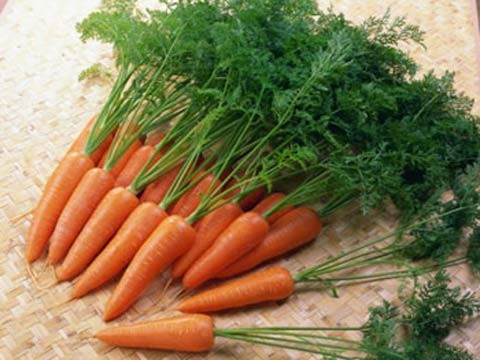Cà rốt: Cà rốt có chứa beta-carotene được gọi là carotenoid. Cơ thể của bạn chuyển đổi beta-carotene thành vitamin A - là một chất chống oxy hóa. Chất chống oxy hóa như vitamin A rất cần thiết đối với sức khỏe mắt.