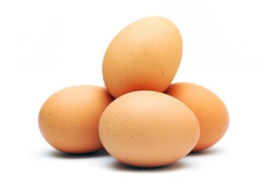 Trứng: Ngoài các protein, trứng chứa các vitamin A, giúp chức năng võng mạc hoạt động đúng và làm giảm nguy cơ thoái hóa điểm vàng liên quan đến tuổi tác và đục thủy tinh thể.