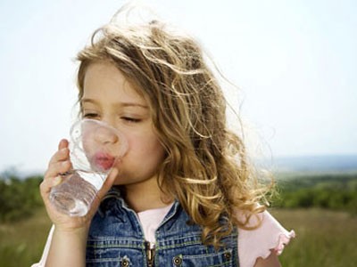 Uống nhiều nước: Nước đóng góp vào việc hình thành của nước bọt, rất quan trọng đối với sức khỏe răng miệng.