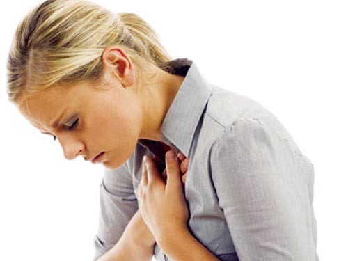 Đau thắt ngực hoặc vai: Triệu chứng được coi là phổ biến nhất của bệnh động mạch vành là đau thắt ngực. Người bệnh cảm thấy cơn co thắt sâu bên trong ngực và càng tệ hơn khi hít thở. Nó cũng có thể bị nhầm lẫn với chứng khó tiêu hoặc ợ nóng khi cơn đau xảy ra ở vùng bụng.