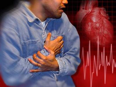 Nguyên nhân phổ biến nhất của nhịp tim không đều là bệnh động mạch vành - nguyên nhân hàng đầu gây tử vong đột ngột cho cả nam giới và phụ nữ bởi vì nó có thể dẫn đến cơn đau tim và đột quỵ. Suy tim cũng có thể gây ra chứng loạn nhịp tim vì tim bị suy yếu, càng nỗ lực lại càng thấy khó khăn hơn khiến nhịp tim nhanh hơn và đập mạnh hơn.
