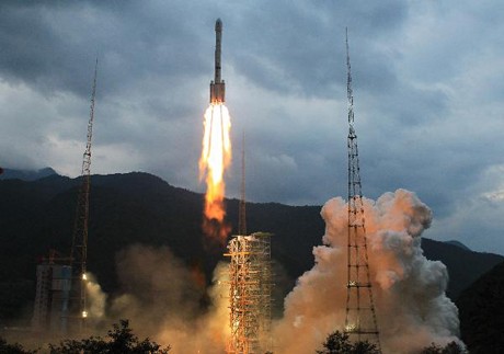 Tên lửa Trường Chinh 3C đưa Hằng Nga 2, phi thuyền không người lái của Trung Quốc, lên vũ trụ vào ngày 1/10/2010. Hằng Nga 2 nghiên cứu mặt trăng từ quỹ đạo của thiên thể này. Ảnh: Xinhua.