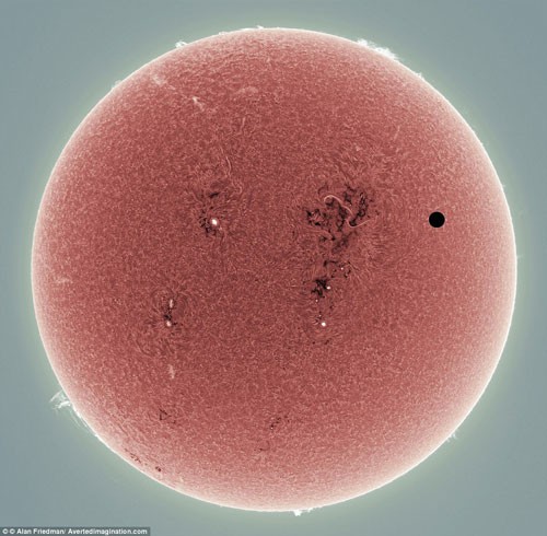 Sao Kim (bóng đen nhỏ trên góc phải) đi qua Mặt trời.
