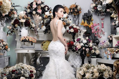 Chiếc váy cưới này giúp Quỳnh Hoa khoe được lưng ong nuột nà, vòng 3 căng tròn.