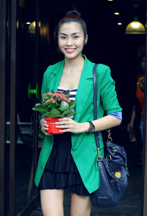 Tăng Thanh Hà với chiếc vest khoác ngoài màu xanh lá rất nổi bật.
