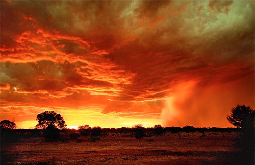 Màu sắc rực lửa của những đám mây trong buổi chiều hoàn hôn.