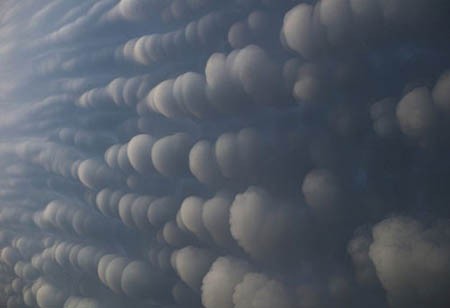 Những đám mây bong bóng chen chúc nhau trên bầu trời sau trận bão là một sản phẩm hoàn hảo của thiên nhiên ở Canada