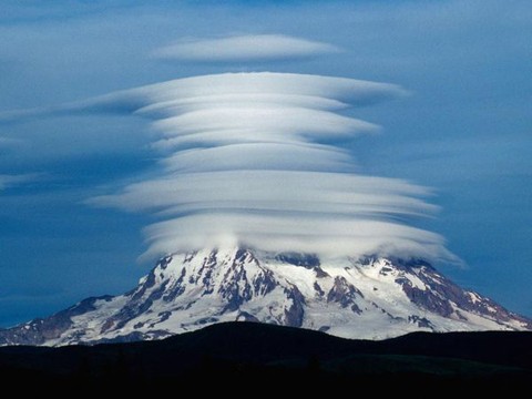 Những đám mây giống như hàng chục chiếc đĩa xếp chồng lên nhau ở phía trên đỉnh núi Rainier, bang Washington, Mỹ.