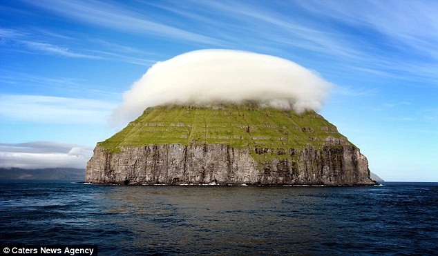 Đám mây bao phủ lên hòn đảo trông xa như một chiếc bánh bao kem.