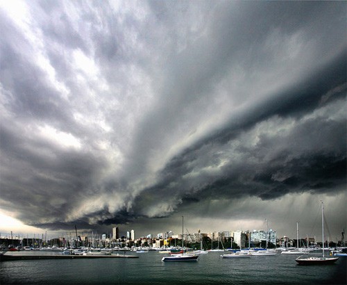 Mây ùn ùn kéo đến trước cơn bão trên vịnh Rushcutters, Sydney.