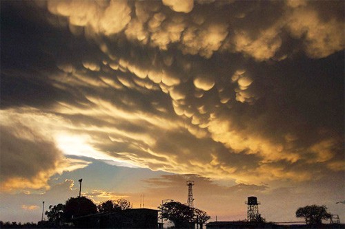 Mây chất đống, tạo thành một cảnh tượng lạ ở sân bay Derby, trong ánh hoàng hôn.