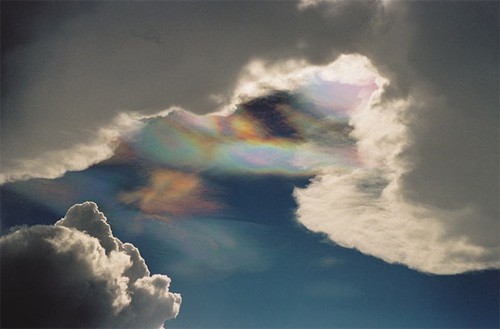 Những đám mây kèm theo ánh sáng ngũ sắc trên một góc trời ở Katherine Gorge.