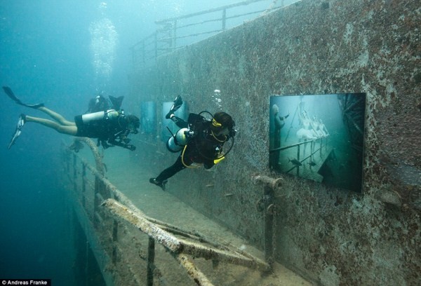 Dưới mặt nước, các bức ảnh được bọc trong thủy tinh hữu cơ với khung ảnh bằng thép không gỉ và các lỗ hổng được bít bằng silicon để tránh cho nước xâm nhập.Các nam châm cực mạnh được dùng để đảm bảo ảnh dính chặt vào những bức tường mà không ảnh hưởng đến tài sản lịch sử của Hải quân Hoa Kỳ.