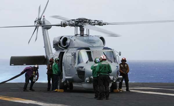 Chiếc trực thăng S-70B-2 Seahawk của Hải quân Hoàng gia Australia được nạp nhiên liệu sinh học trên tàu sân bay USS Nimitz trong cuộc tập trận hải quân RIMPAC 2012 tại vùng biển nằm cách quần đảo 250 km.
