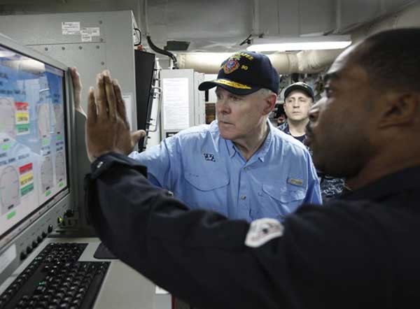 Người đứng đầu lực lượng Hải quân Mỹ Ray Mabus lắng nghe chuyên viên giải thích cách máy tính điều chỉnh mức tiêu thụ nhiên liệu sinh học của chiến hạm USS Chafee, tham dự cuộc tập trận Hải quân RIMPAC 2012.