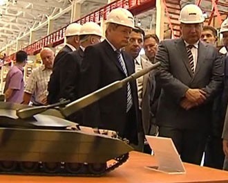 Phó Thủ tướng Nga D. Rogozin bên cạnh mô hình siêu tăng tương lai. Ảnh: Rifei-Perm