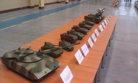 Các mô hình xe tăng, xe thiết giáp thế hệ mới của Nga được giới thiệu. Ảnh: bmpd.livejournal.com