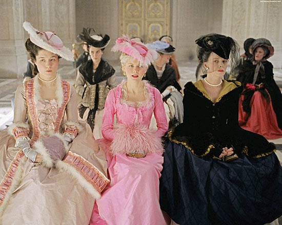 Những chiếc váy hồng phấn trong phim "Marie Antoinette".
