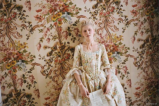 Mỗi khi nữ hoàng trẻ tuổi nước Pháp xuất hiện là một lần người xem được mãn nhãn với những chiếc váy tông hồng kem, hồng phấn, vàng pastel ngọt ngào theo phong cách Roccoco.