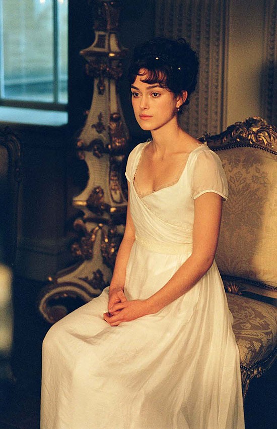 Chiếc váy trắng trong phim "Kiêu hãnh và định kiến".