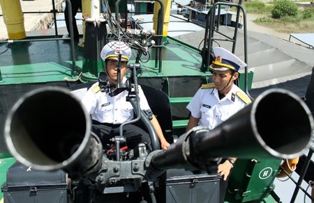 Về Hải đội 4 (Vùng 1 Hải quân) trong một ngày nắng gắt, các pháo thủ vẫn cần mẫn luyện tập bên mâm pháo nóng như rang...