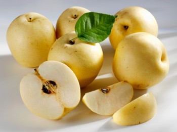 Hằng ngày ăn một quả lê hoặc táo tây: Chất béo chứa trong lê là dạng acid béo không bão hoà đơn, do vậy rất có ích đối với cơ thể. Táo tây chứa nhiều pectin, có công hiệu giảm cholesterol.