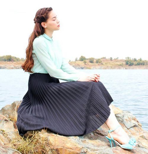Bộ váy maxi lãng mạn này được Hồ Ngọc Hà kết hợp với chiếc áo màu xanh ngọc và cô chọn đôi xăng đan buộc dây rất ngọt ngào.