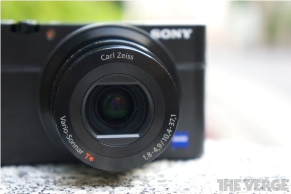 Do là máy ảnh du lịch, không thay được ống kính, nên Sony đã trang bị cho RX100 một lens đa năng để hoạt động tốt trong mọi tình huống.
