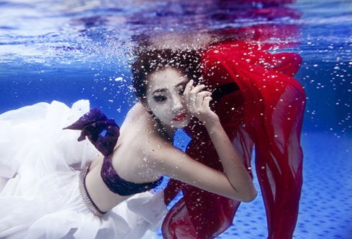 Sau những thử thách chụp hình dưới nước từ cuộc thi Vietnam's Next top model, Trà My đã tiến bộ hơn trông thấy khi chụp dưới nước.