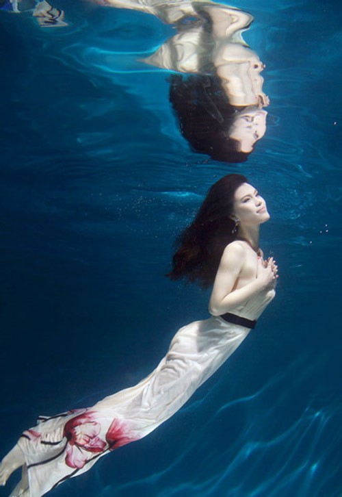 Mỹ nhân Hoa ngữ Hàn Đan Đồng là một trong những mỹ nhân được khen ngợi khá nhiều trong các shoot hình dưới nước.