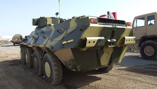 Đuôi xe BTR-3E1, với hai cụm đèn xi nhan. Việc thiết kế đèn cho xe bọc thép là việc cần thiết để khi cần nó hoàn toàn có thể di chuyển trên tuyến giao thông.