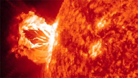 Bề mặt mặt trời bùng lên nhừng chùm plasma mang từ trường mạnh. (Nguồn: News.sky.com)