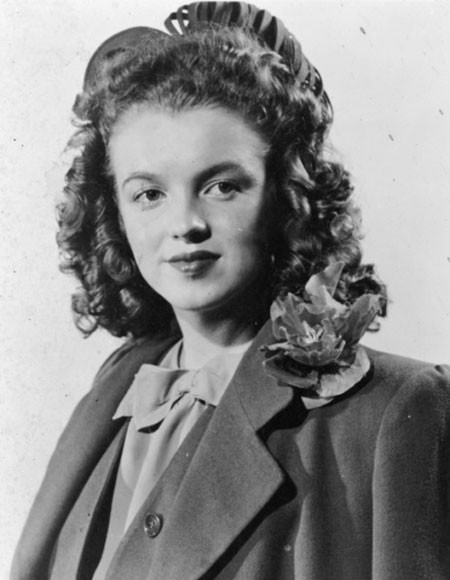 Cô bé Norma Jeane Baker (tên thật của Marilyn Monroe) năm 1940, năm Marilyn 14 tuổi.