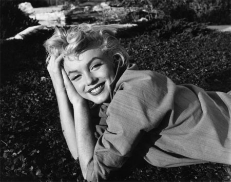 Mặt mũi tươi rói, Marilyn Monroe trong một shoot hình năm 1954, một năm thành công của cô ở Hollywood.