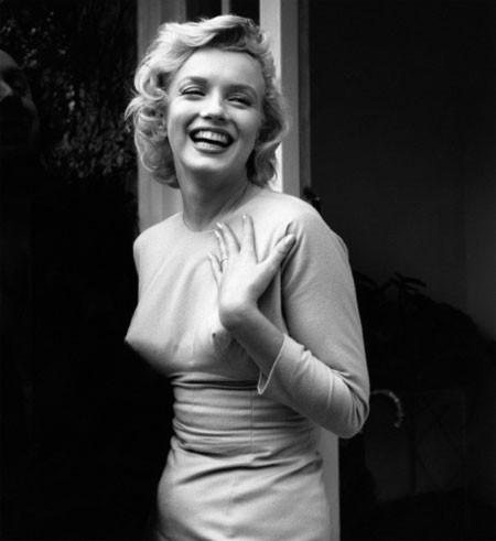 Ngôi sao Marilyn Monroe bên ngoài nhà ở Englefield Green.