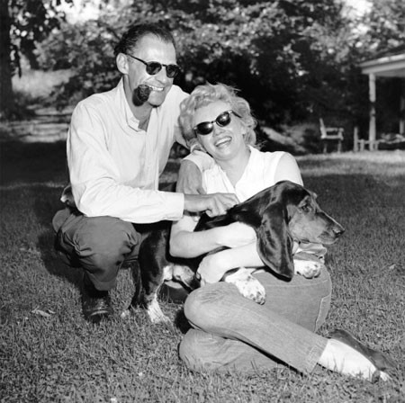 Marilyn Monroe, Arthur Miller chụp ảnh với con chó Hugo của anh ở nhà Miller ở Roxbury, Conn.