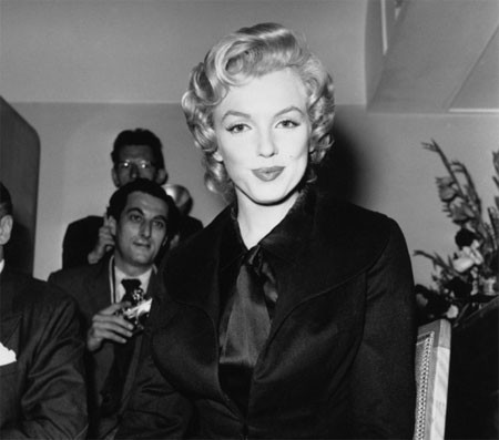 Marilyn Monroe tham gia cuộc họp báo ở khách sạn Savoy, London tháng 7.1956. Nhan sắc kiều diễm của cô khiến nhiều người có mặt tại đó phải "nín lặng".