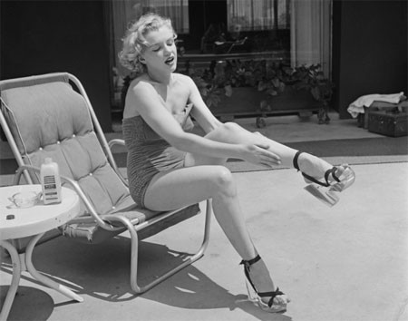 Chỉ đơn giản là động tác bôi kem dưỡng Nive, nhưng nhìn Marilyn Monroe thật quyến rũ.
