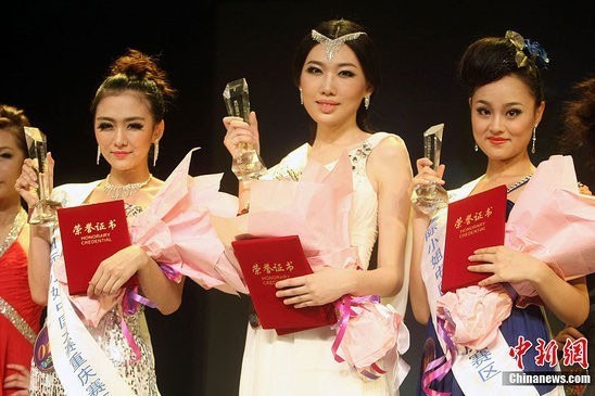 Ở cuộc thi Hoa hậu Quốc tế Trùng Khánh, nhiều người phát phì cười và bôi bác rằng Hoa hậu trông như người chuyển giới, Á hậu 1 (phải) sở hữu mắt xếch, mũi tẹt... nhan sắc quá bình thường.