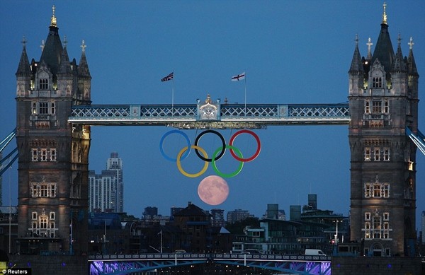 Khi Olympic London 2012 đang bước vào giai đoạn gay cấn thì vừa qua, trên tháp cầu Tower Bridge bắc qua sông Thames đã diễn ra một cảnh tượng chưa từng có trong lịch sử Olympic.