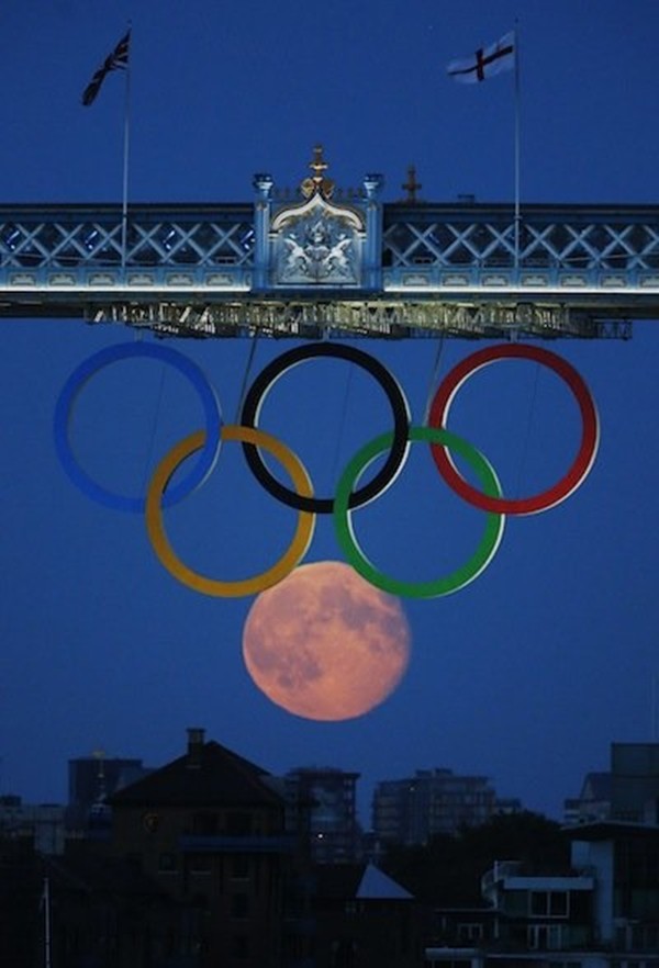 Đó là hình ảnh mặt trăng tròn vành vạnh nằm ngay chính giữa 5 vòng tròn trên logo của Olympic, tạo thành một vòng tròn hoàn hảo. Trăng tròn nhuốm màu sẫm vàng giống như một chiếc nhẫn độc đáo thứ 6 trên đường chân trời London.