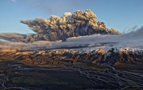 Núi lửa Eyjafjallajokull, thuộc Iceland, đây được coi là một trong những ngọn núi lửa lớn hang đầu ở châu Âu, bởi mỗi lần núi lửa này hoạt động sẽ làm ngưng trệ hoạt động hang không ở châu Âu trên diện rộng.