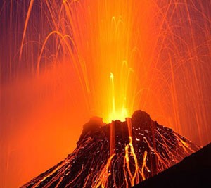 Núi lửa Merapi, nằm ở miền trung đảo Java, Indonesia. Ngọn núi này nằm trên độ cao 3.000m. Nó đã bắt đầu hoạt động mạnh kể từ cuối tháng 10/2010.