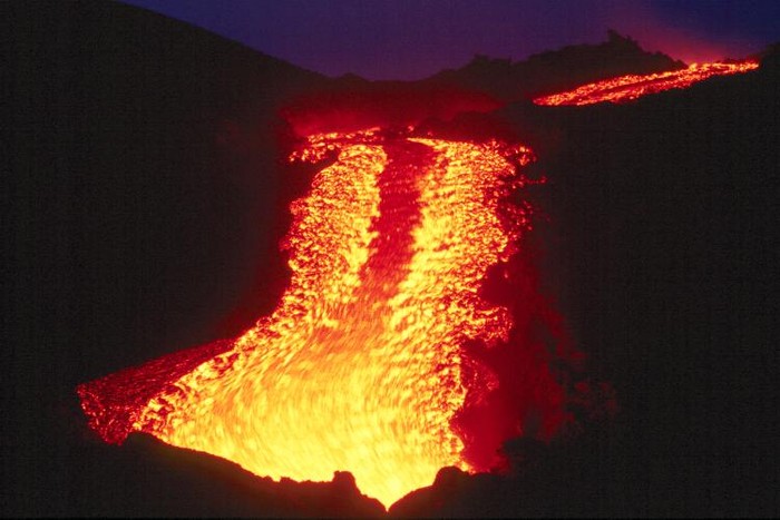 Núi lửa Etna là núi lửa còn hoạt động toạ lạc ở bờ biển khía đông của đảo Sicily, nằm gần 2 thành phố Messina và Catania. Chiều cao của núi lửa này liên tục thay đổi do các đợt phun trào nên các chuyên gia không thể đo chính xác.