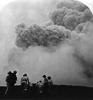 Núi lửa Pelée nằm trên đảo Martinique trong biển Caribbe và có độ cao 1.463 m, Pelée phun trào dữ dội vào tháng 5/1902, giết chết gần 30.000 người tại thành phố cảng St. Pierre trên đảo.