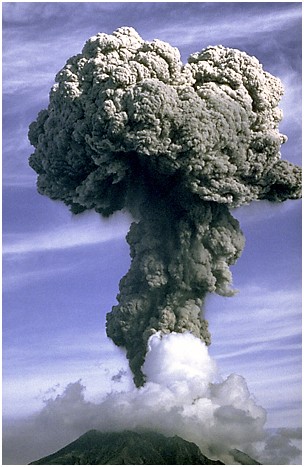 Núi lửa Sakurajima, cao 1.117m, toạ lạc trên đảo Kyushu, tỉnh Kagoshima, Nhật Bản. Nó được liệt kê vào danh sách những núi lửa hạng nhất về sức mạnh địa chấn, đồng nghĩa với việc có thể thức giấc bất kỳ lúc nào.