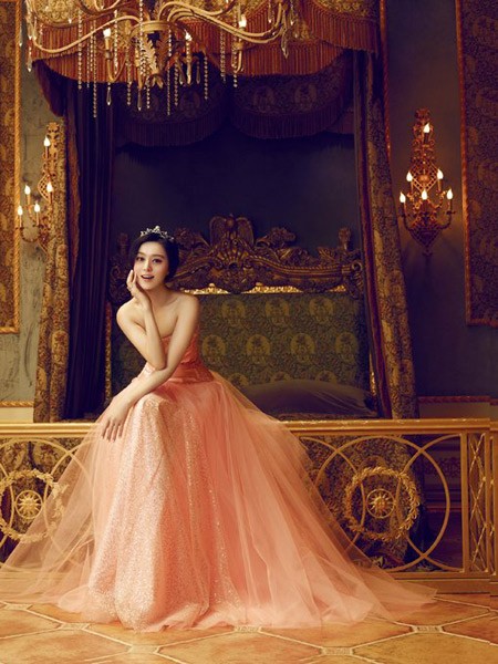 Sắc pastel hồng cam làm cô dâu trở nên duyên dáng như một nàng công chúa.
